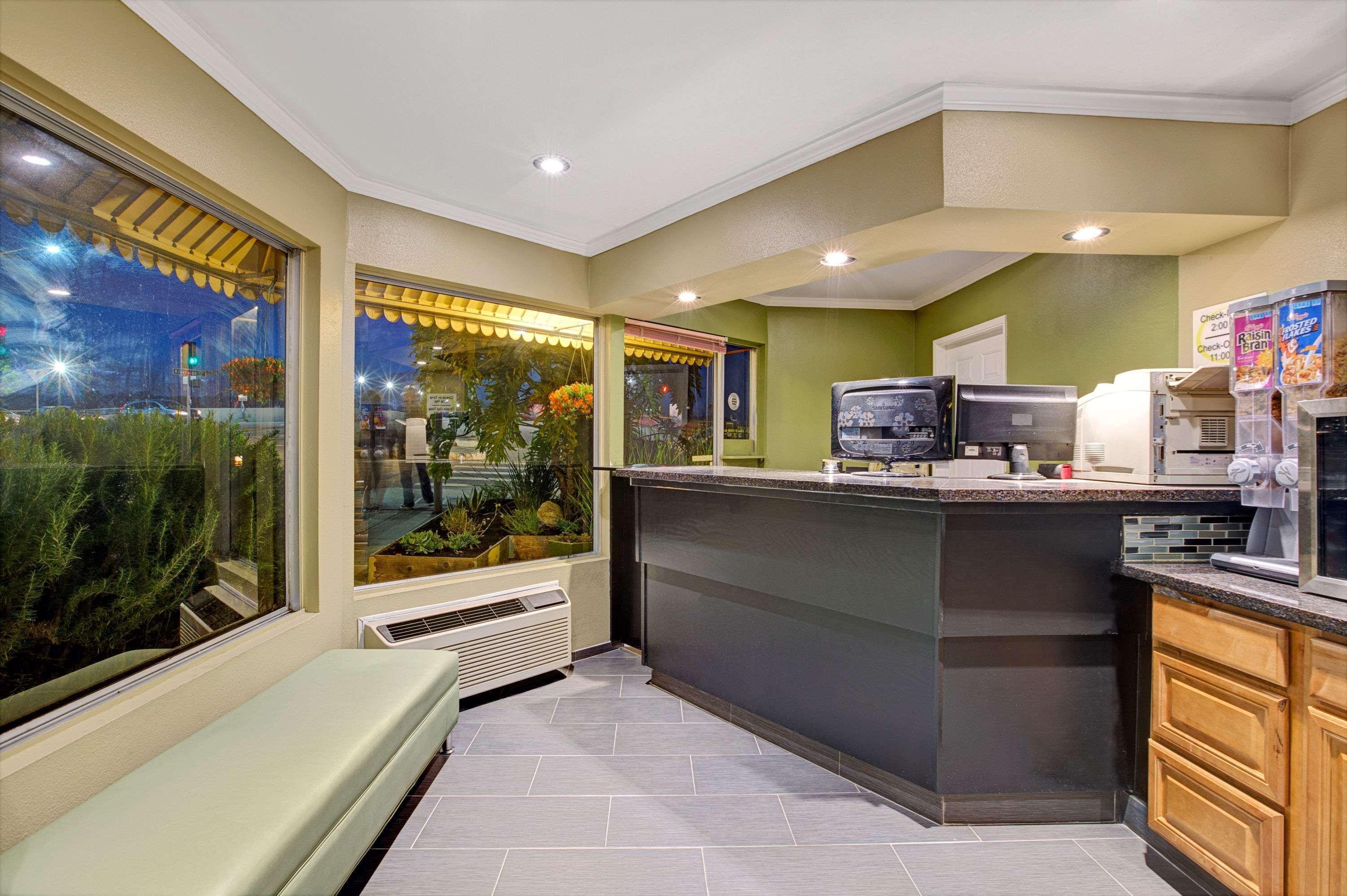 Super 8 By Wyndham Santa Cruz Beach Boardwalk Exterior foto